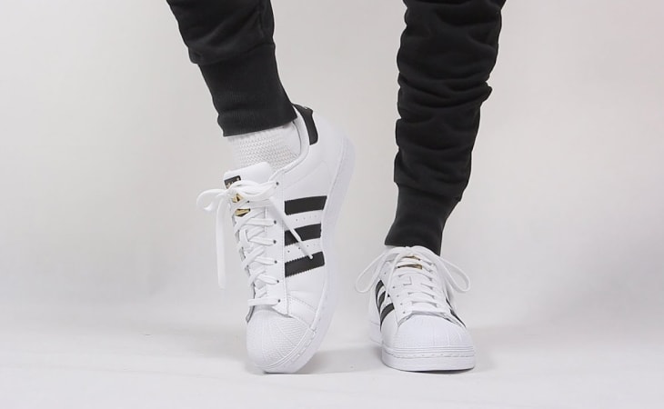 Giày Adidas Superstar tem vàng