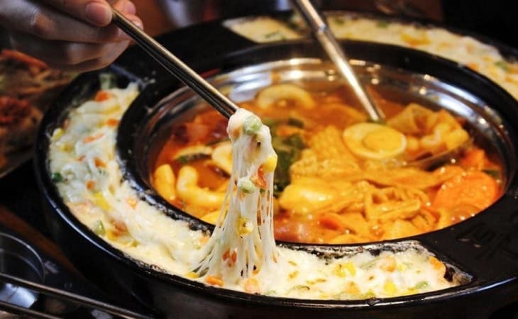 Tokpokki là món Hàn Quốc không thể thiếu cho tín đồ ăn vặt