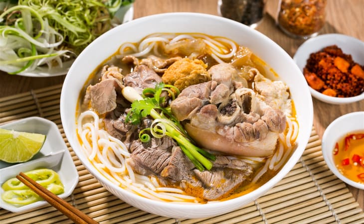 Bún bò Huế là món ăn tuy không lạ nhưng thu hút thực khách