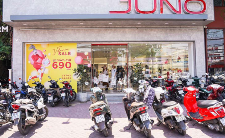 Shop giày nữ Juno luôn đông khách