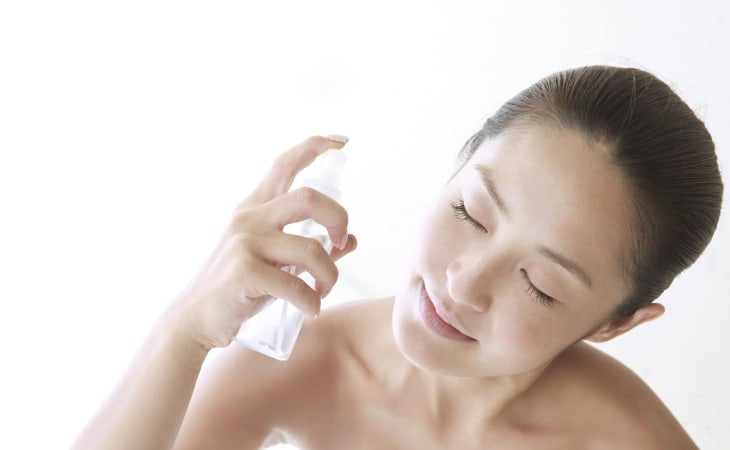 Xịt khóa nền bảo vệ lớp trang điểm
