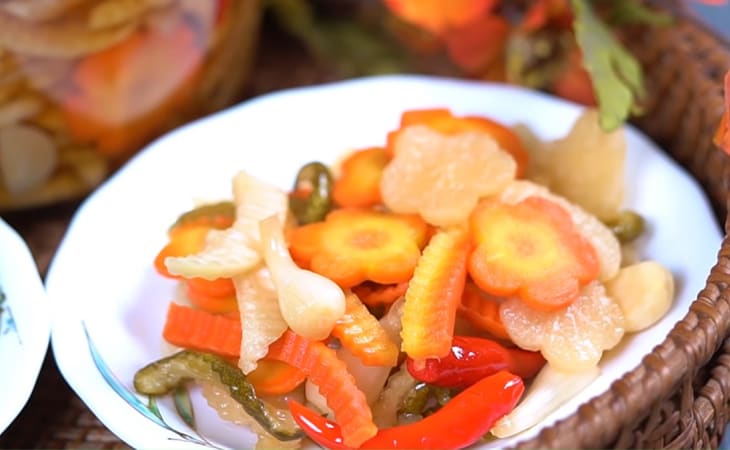 Làm kiệu chua ngọt cùng cà rốt