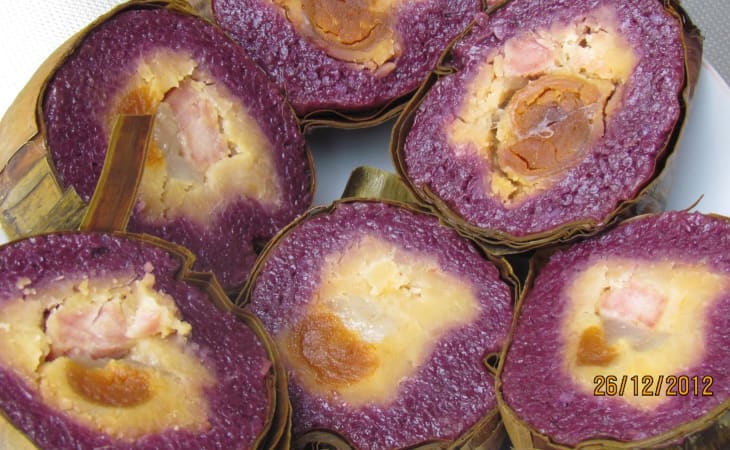Bánh tét lá cẩm màu sắc