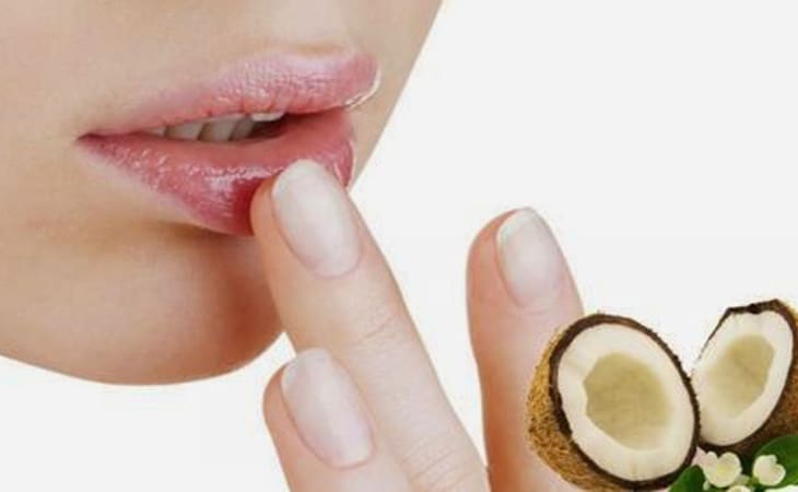 Dầu dừa là nguyên liệu tự nhiên quen thuộc trong làm đẹp