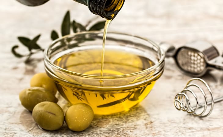 Dầu oliu và đường giúp tẩy tế bào chết môi hiệu quả