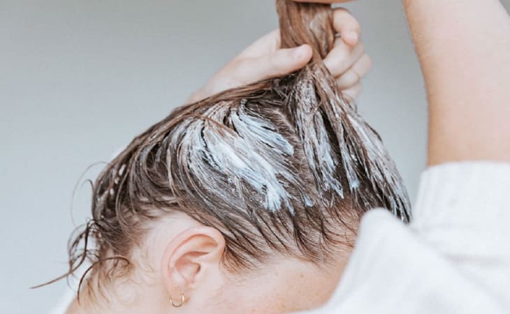 Lượng dầu gội cũng khá ảnh hưởng đến tóc uốn