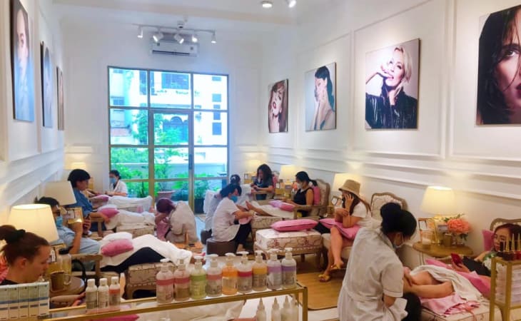 Không gian tiệm sang chảnh nên các nàng có thể thoải mái “check-in”