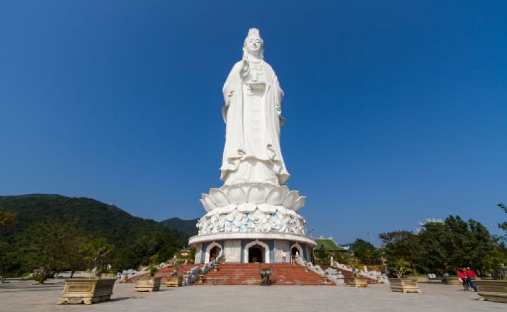 Chùa có tượng Phật Quan Âm cực lớn