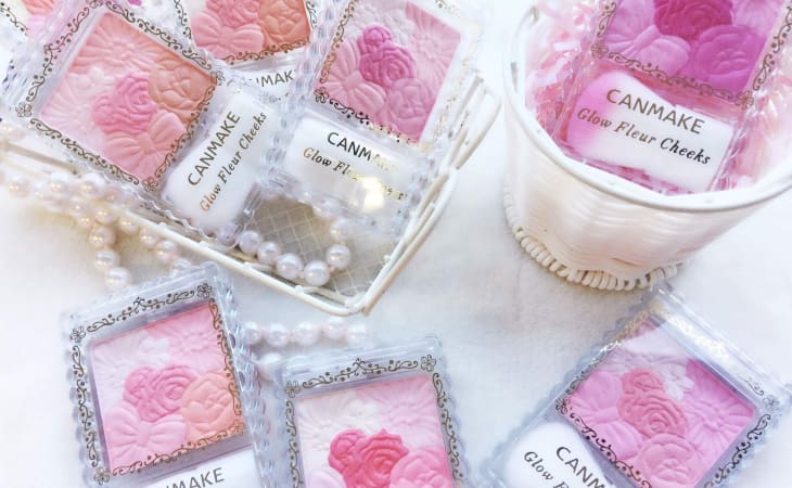 Phấn highlight này có hạt phấn mềm mịn, không khô