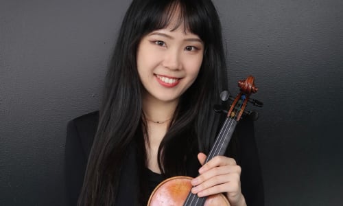 Kun Yan with her violin