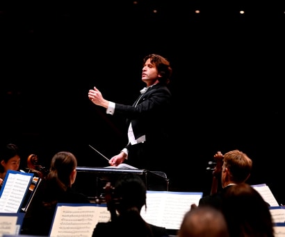 Gustavo Gimeno conducting the TSO with one arm raised