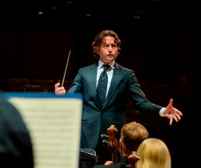 Gustavo Gimeno conducting the TSO with his arms spread