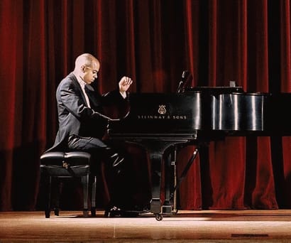 Stewart Goodyear playing the piano