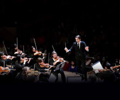 Trevor Wilson conducting the orchestra