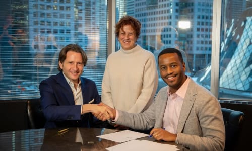 Gustavo Gimeno signing his contract extension