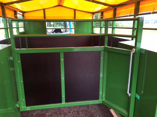 SKILLEDØR MELLOM HJULKASSER