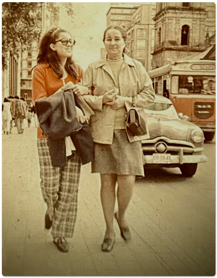 Katia y María Emma en el centro de Bogotá, circa 1969