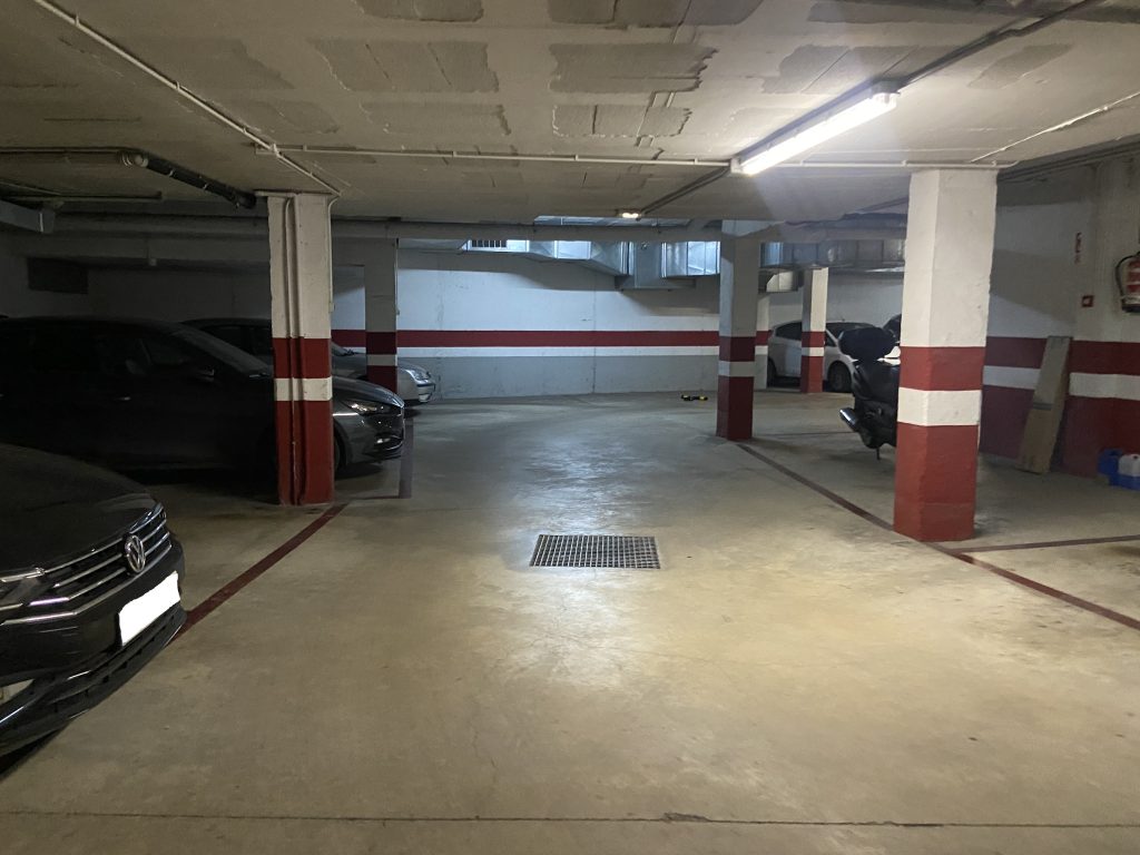Fotografía 2 de a-la-venta-lote-de-5-plazas-de-parking-en-el-centro-de-martorell