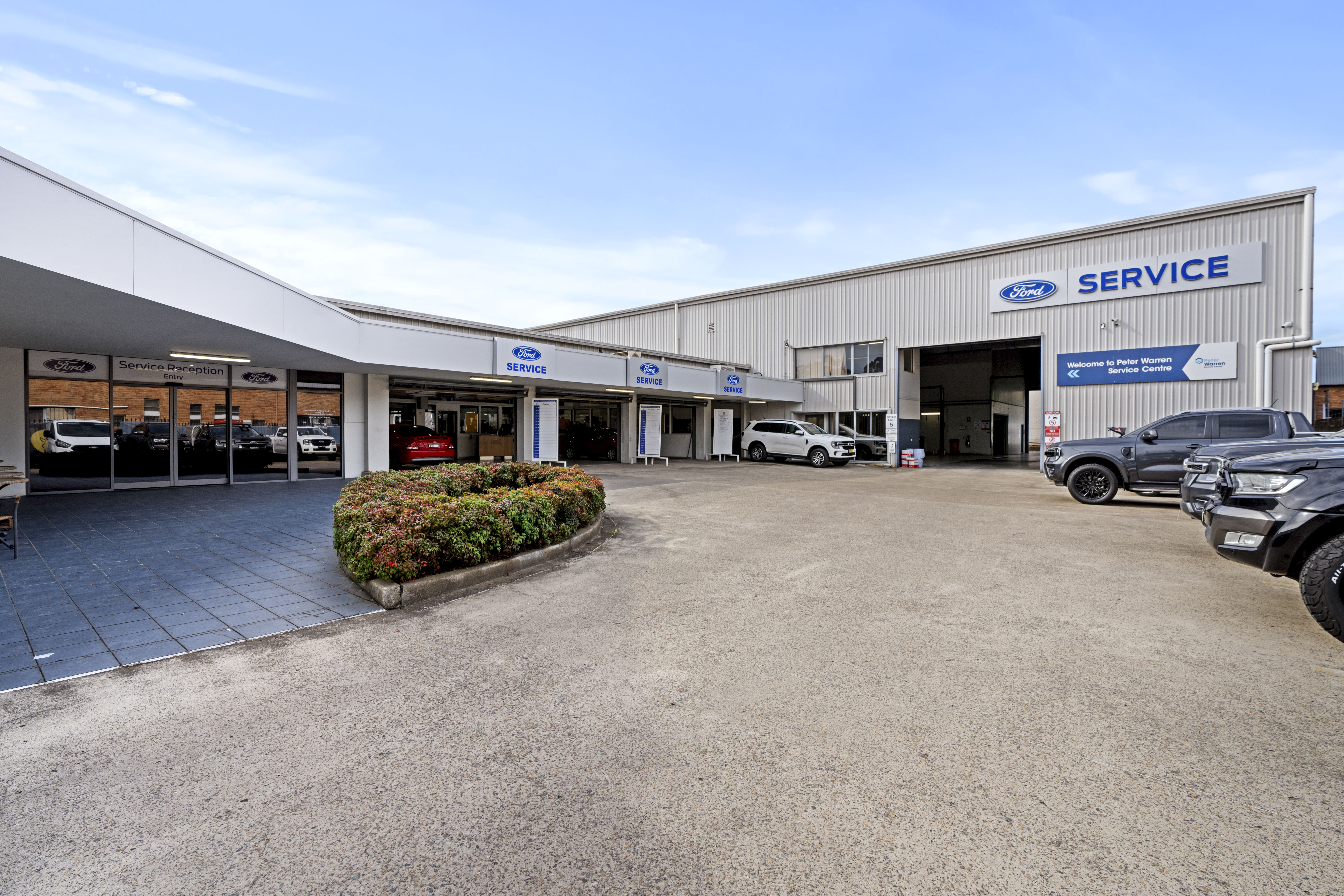 Peter Warren Ford Smithfield Service Centre logo