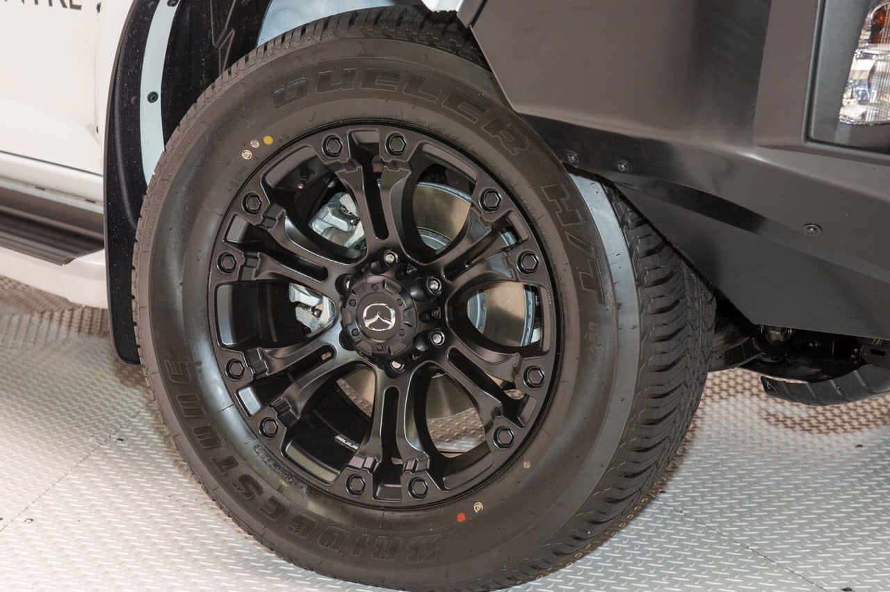18-inch Black Alloy Wheels Image