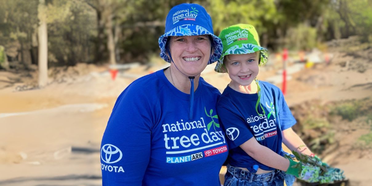 Vicki Baldwin and her grand daughter volunteer at National Tree Day