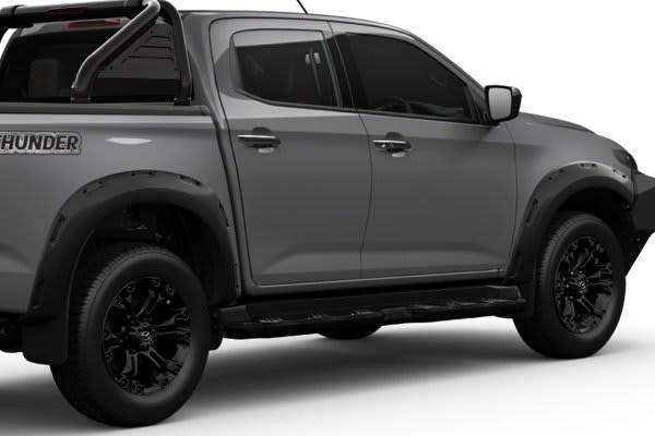 BLACK SIDE STEPS AND FENDER FLARES Image