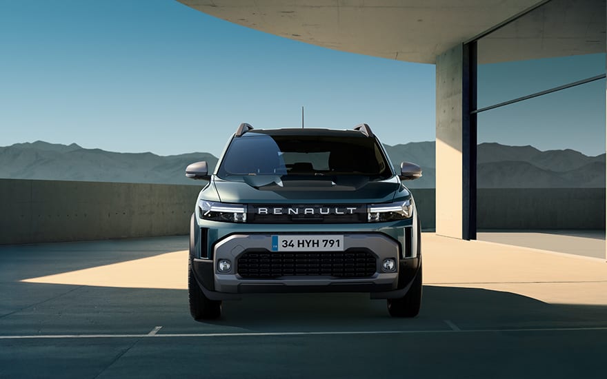 bold front grill with Renault wordmark Image