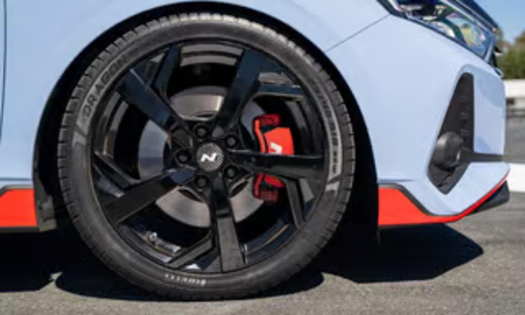 18-inch NV gloss black alloy wheel SET