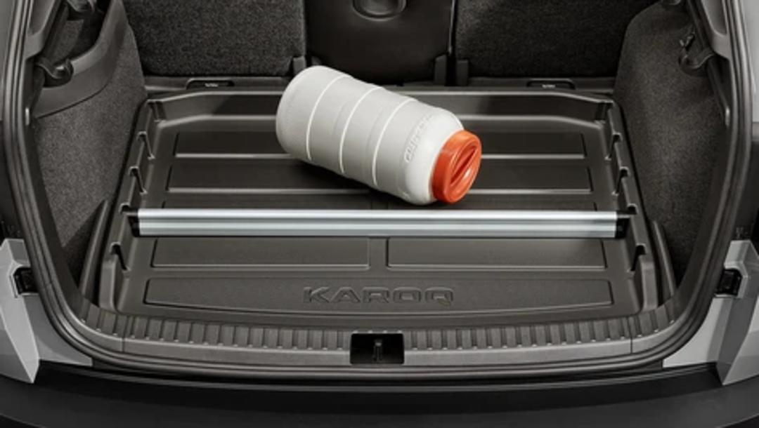 Boot tray with divider