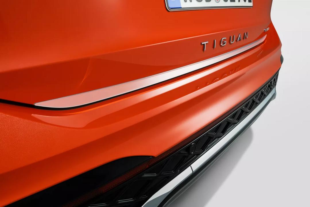 Tailgate protective strip