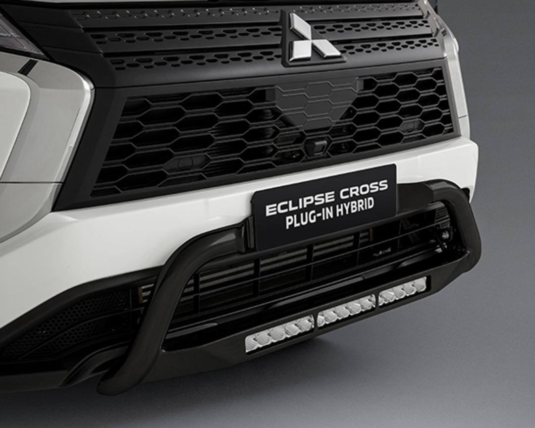Alloy nudge bar with light bar - Black (PHEV)