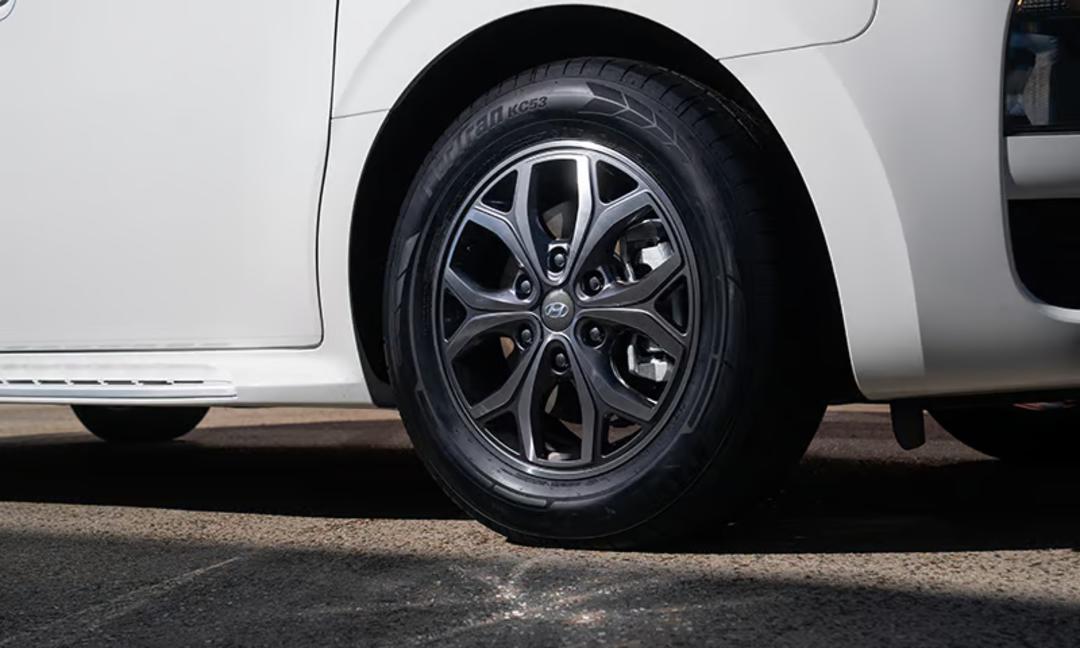 17" POCHEON Alloy Wheel - Gloss Black / Machined Face