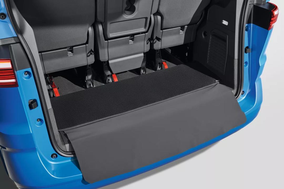 Reversible luggage compartment mat