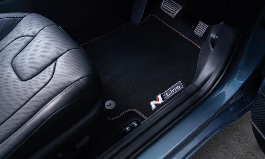 Tailored carpet floor mats (set of 4) - Doiuble Contrast Stitch with N Line logo