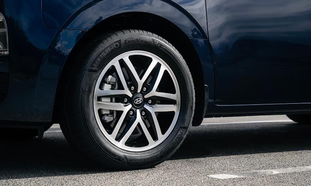 18" POHANG Alloy Wheel - Gloss Black Machined Face