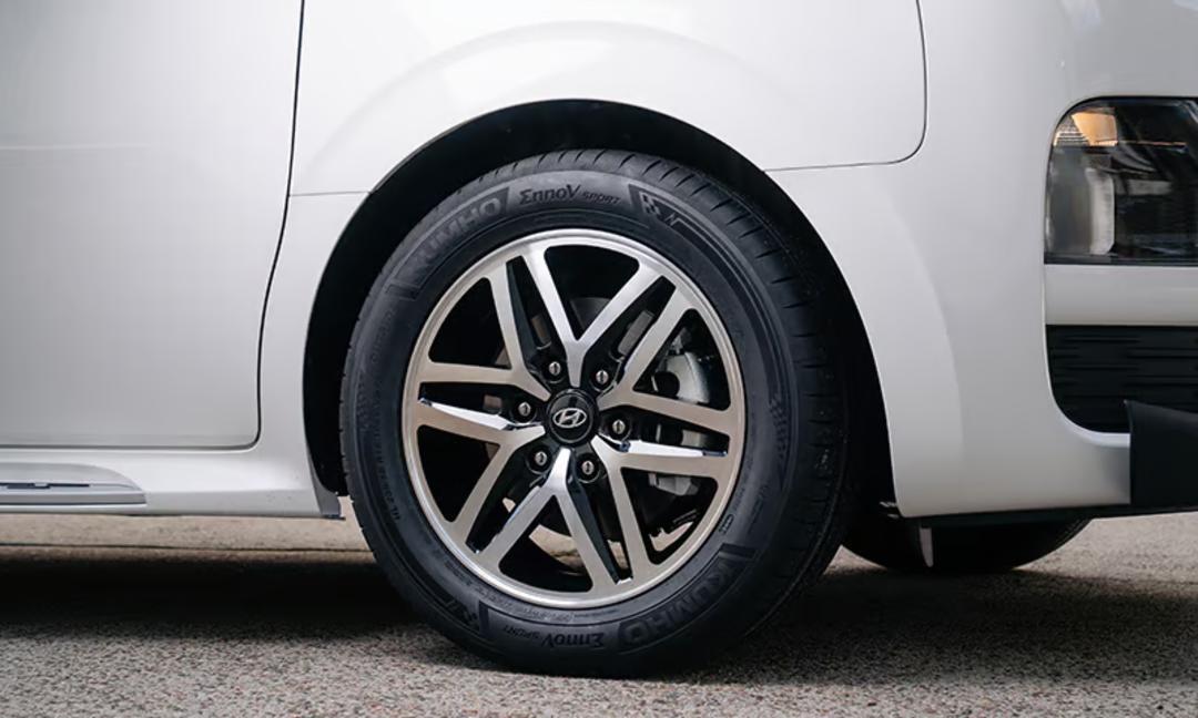 18" POHANG Alloy Wheel - Gloss Black / Machined Face