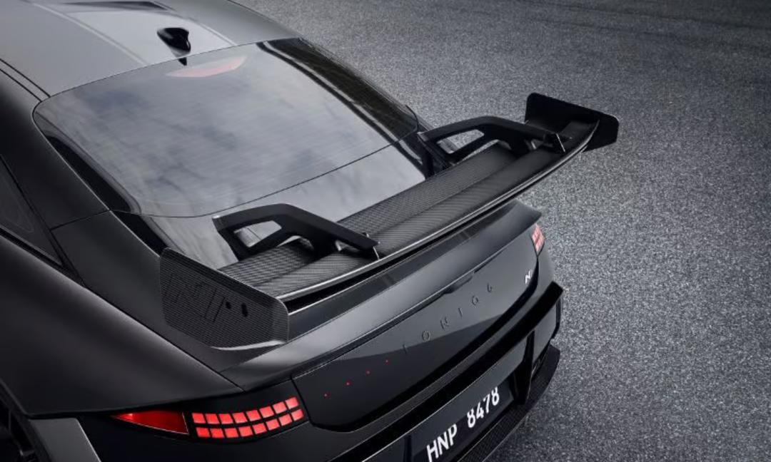 Carbon fiber rear wing spoiler