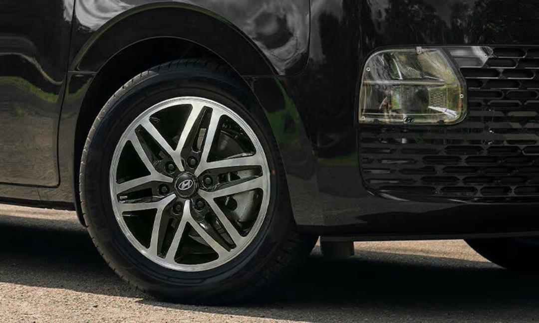 18" POHANG Alloy Wheel - Gloss Black Machined Face