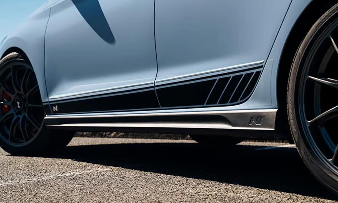 Chrome side door moulding