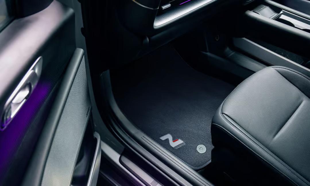 Tailored carpet floor mats