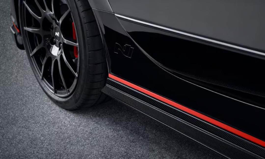 Carbon fiber side skirts
