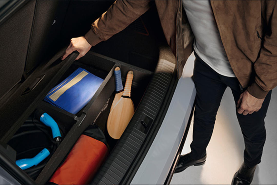 Double flooring for cable storage