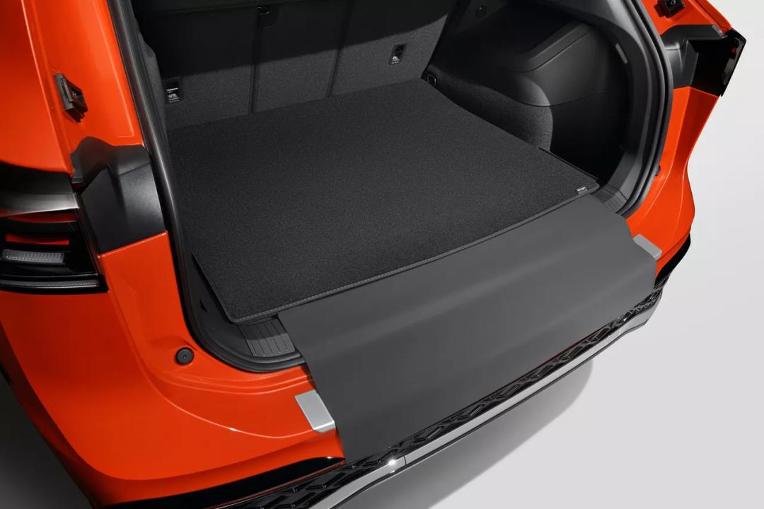 Reversible luggage compartment mat