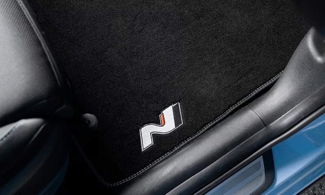 Tailored carpet floor mats (set of 4) - Double Contrast Stitch with N logo