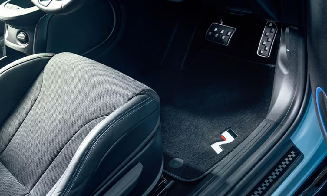 Tailored N carpet floor mats - Double Contrast Stitch with N logo