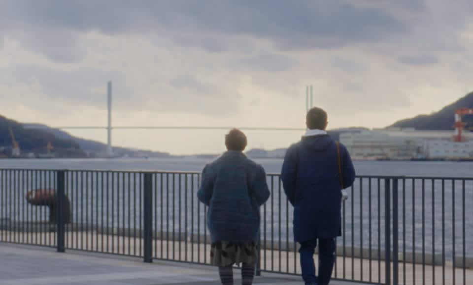 A photo session by the sea. Throughout the interview, we were constantly struck by Nagasaki's beauty. The sea, mountains, and a town steeped in rich history. Makoto Nishimoto's photographs captured these landscapes beautifully.