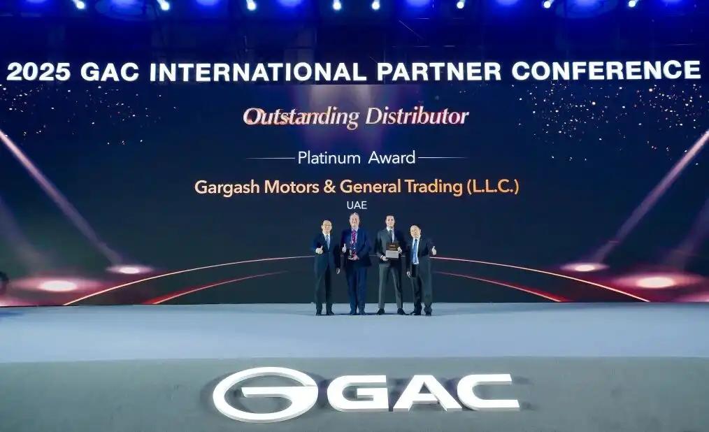 Feng Xingya and Wei Haigang Present "Outstanding Distributor - Platinum Award" to UAE Distributor