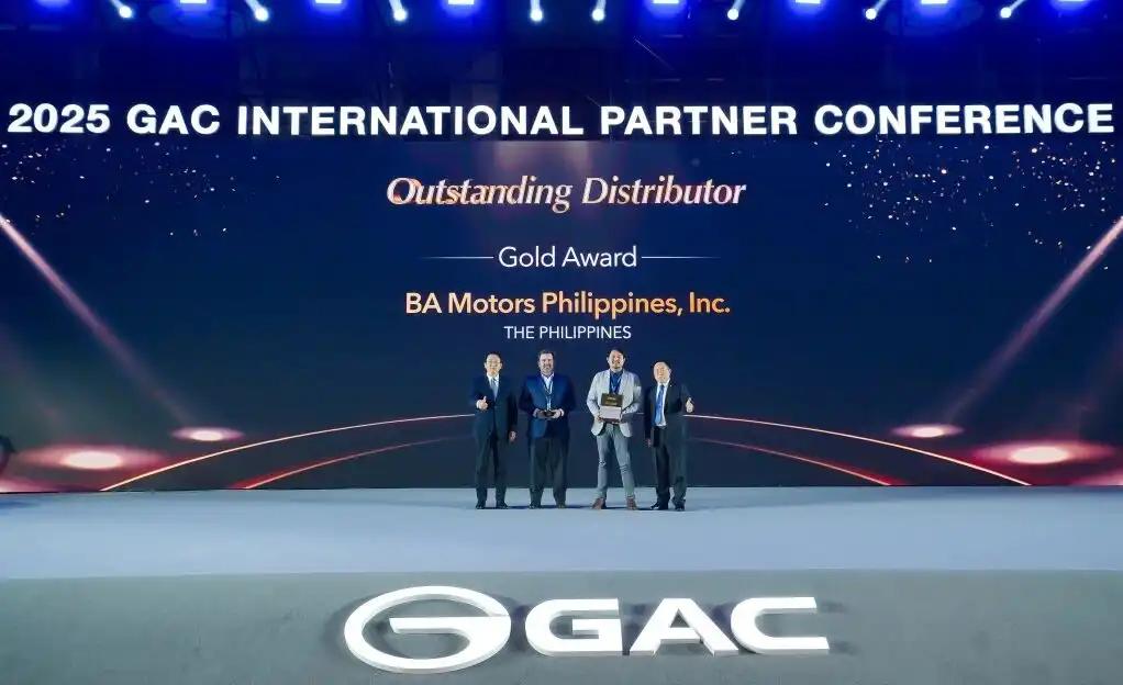Feng Xingya and Wei Haigang Present "Outstanding Distributor - Gold Award" to Philippine Distributor