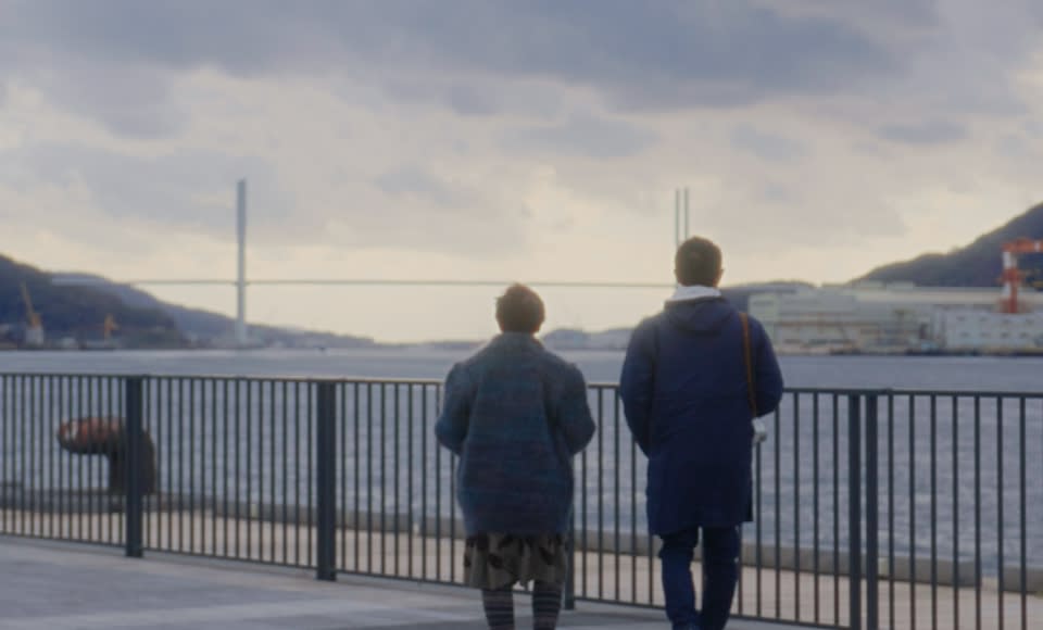 A photo session by the sea. Throughout the interview, we were constantly struck by Nagasaki's beauty. The sea, mountains, and a town steeped in rich history. Makoto Nishimoto's photographs captured these landscapes beautifully.