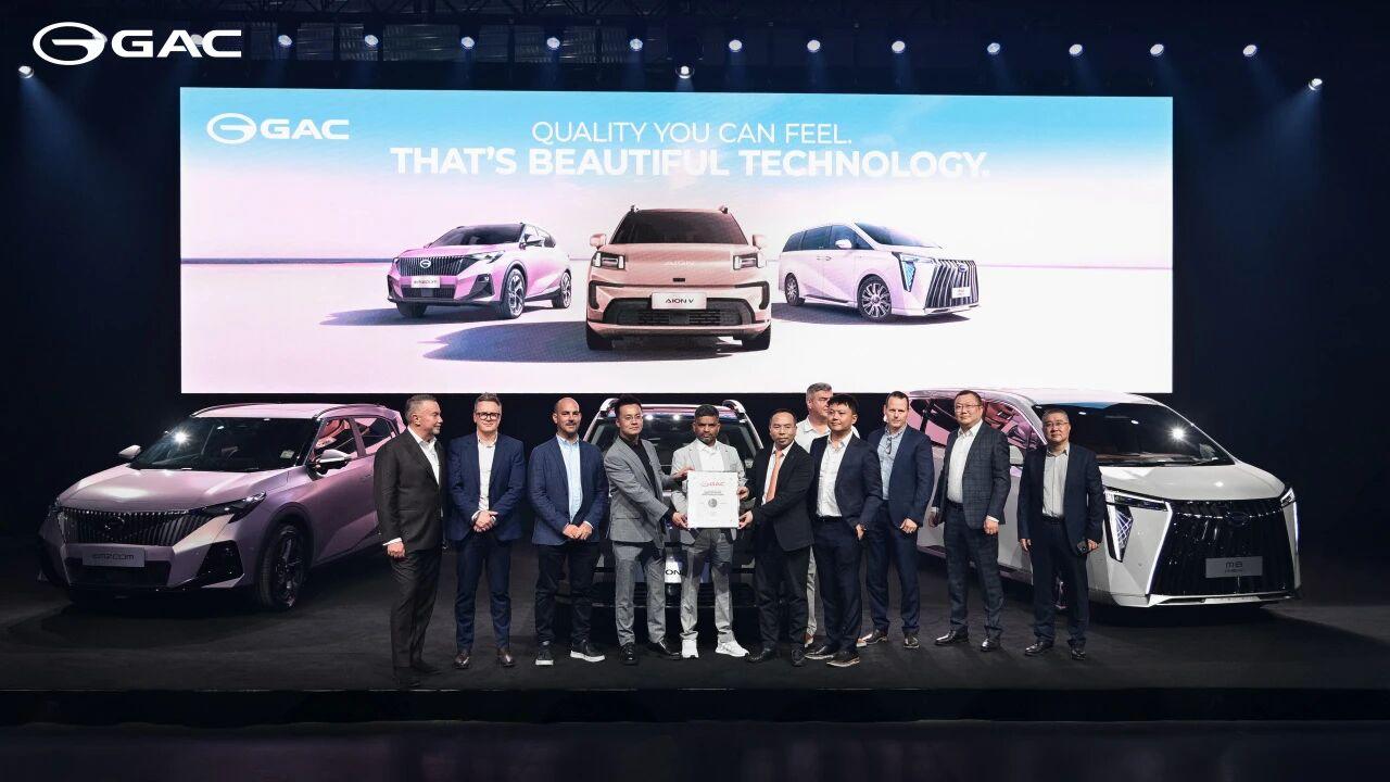 Wang Shunsheng presented authorization certificates to the dealership partners